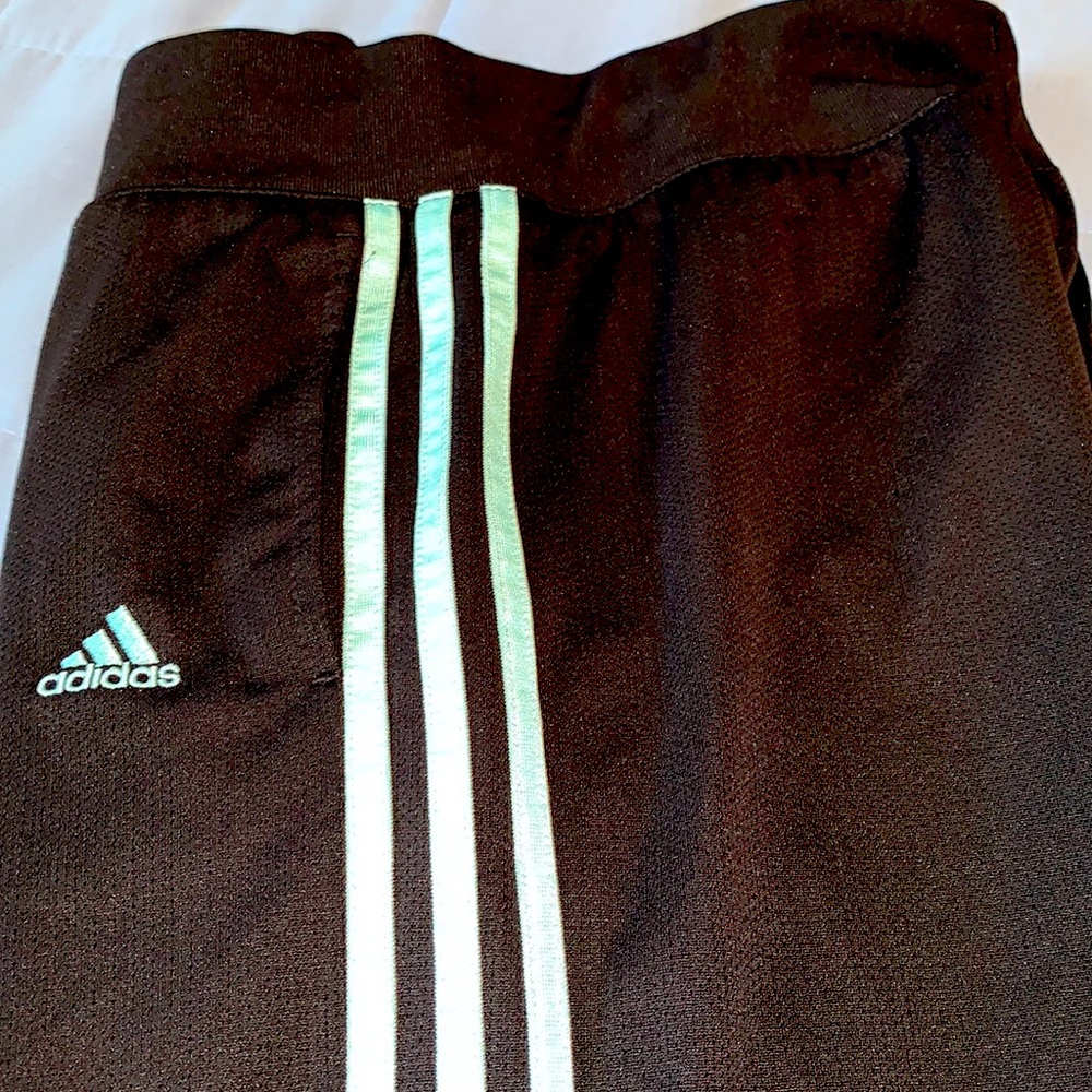 Adidas Capri lounge pants. Size M. Gas pockets